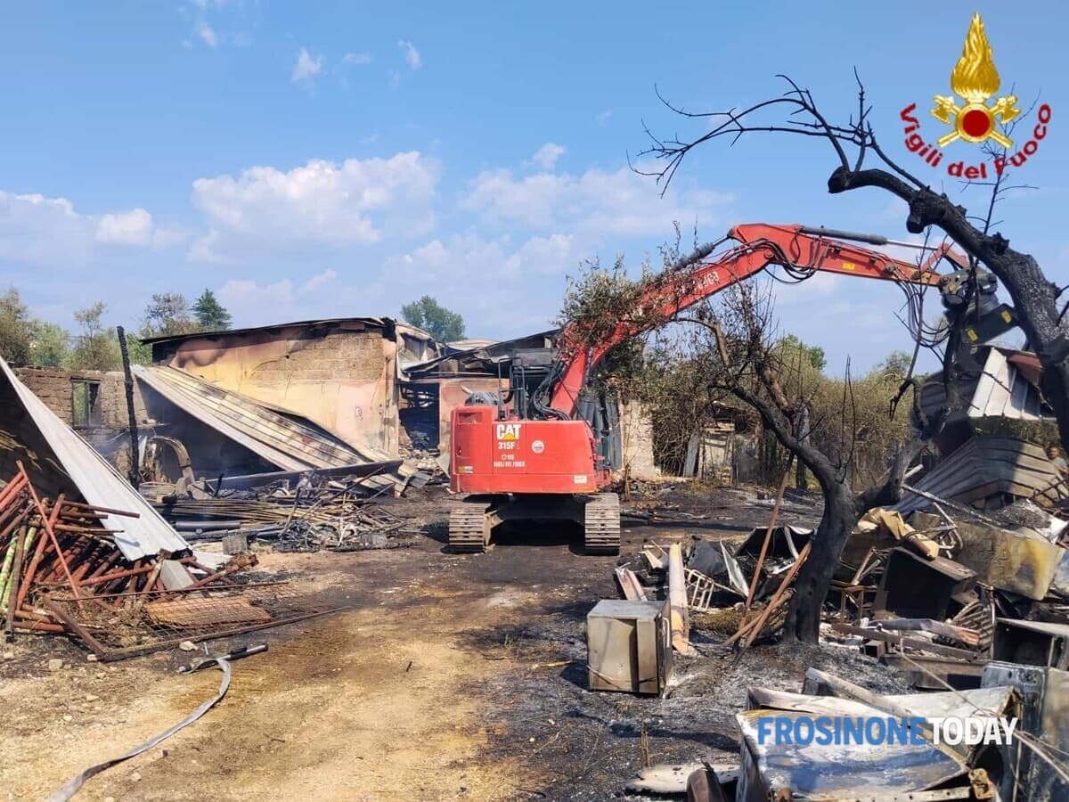 Ferentino, incendio in un capannone vicino a una casa di riposo. Vigili del fuoco al lavoro per ore