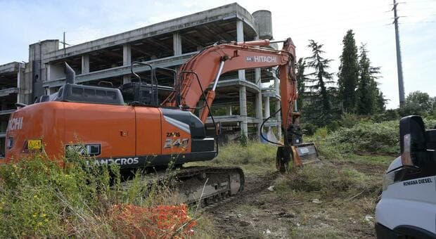  Roma, ruspe a Tor Sapienza per abbattere il ?palazzo della droga?. I residenti: «È la fine di un incubo» 