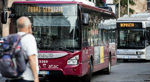  Gasolio contaminato con acqua a Roma, inchiesta nei depositi bus di Atac. «Provocati danni a 150 mezzi, problemi al motore» 