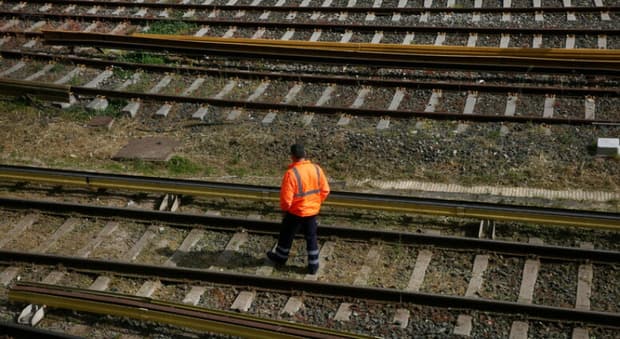  Alessandro Plozza morto in scooter, sbalzato sui binari dopo l'incidente e colpito dal treno in transito: aveva 18 anni 