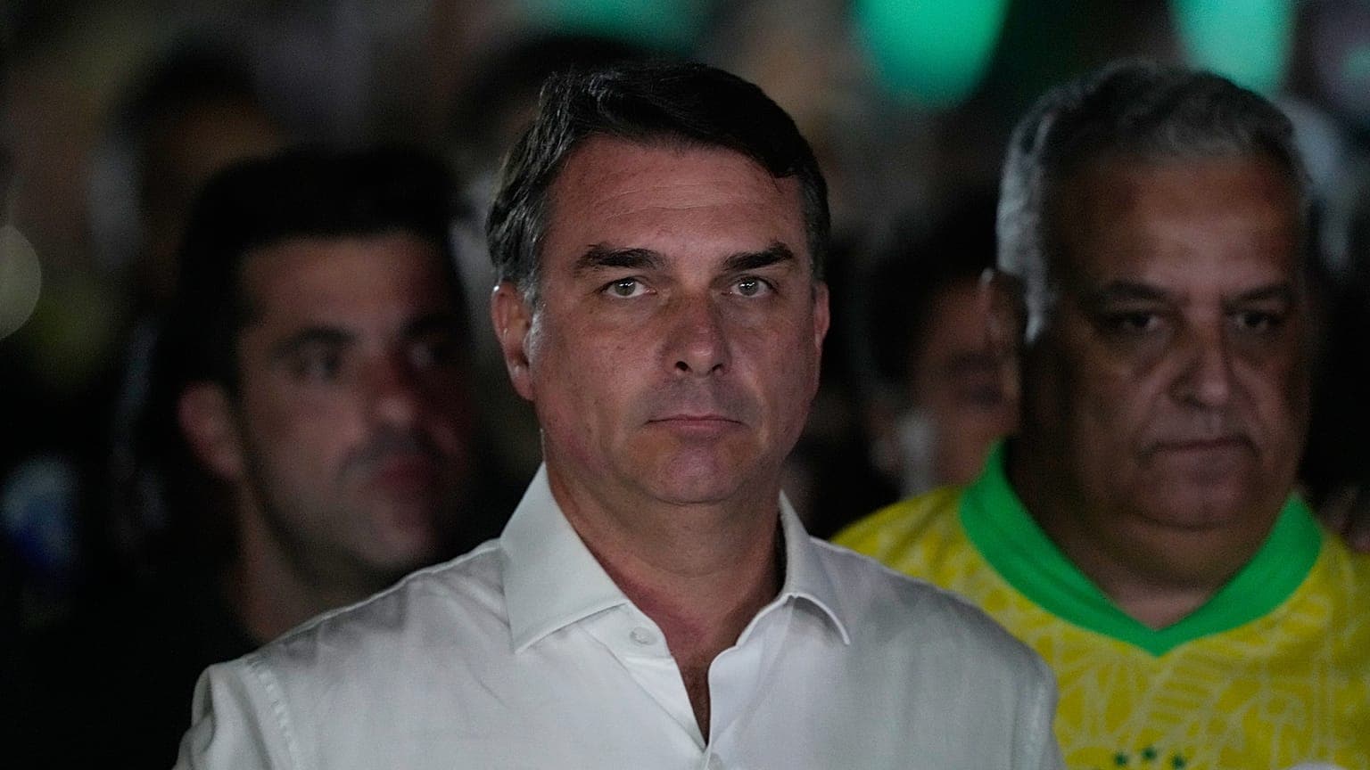 Flávio Bolsonaro si rifugia negli Stati Uniti dopo la sconfitta elettorale in Brasile: la questione del passaporto italiano