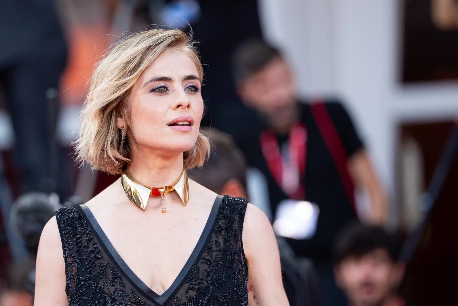 Greta Scarano a Venezia: un simbolo contro i femminicidi sul red carpet