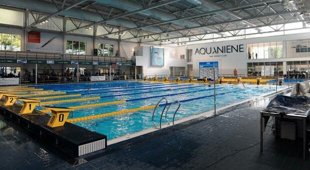  Roma, incendio al centro sportivo Aquaniene: evacuate 200 persone, Vigili del fuoco al lavoro 