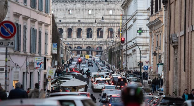  «Targhe coperte o clonate», multati cento furbetti della Ztl a Roma 