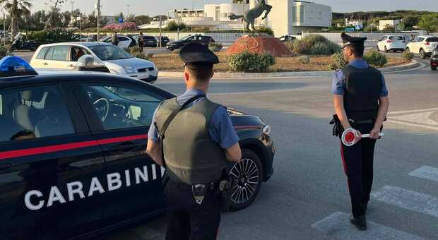  Ostia, due arresti dopo l?esplosione del petardo: trovati 30 involucri di crack nascosti in un albero 