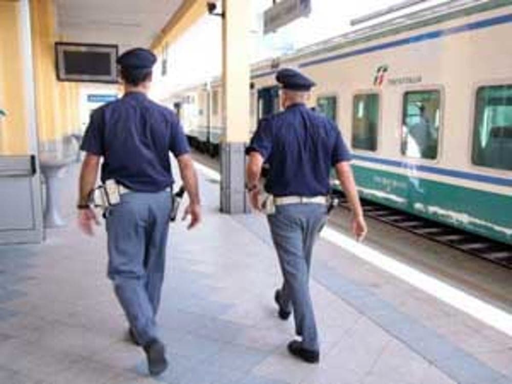Rifiuti abbandonati davanti alla stazione di Sgurgola, scattano i controlli della Polfer