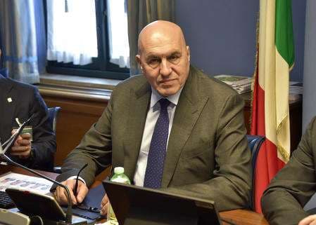 Missile contro la base italiana a Erbil: Crosetto rassicura, “stanno tutti bene” mentre il Medio Oriente si infiamma