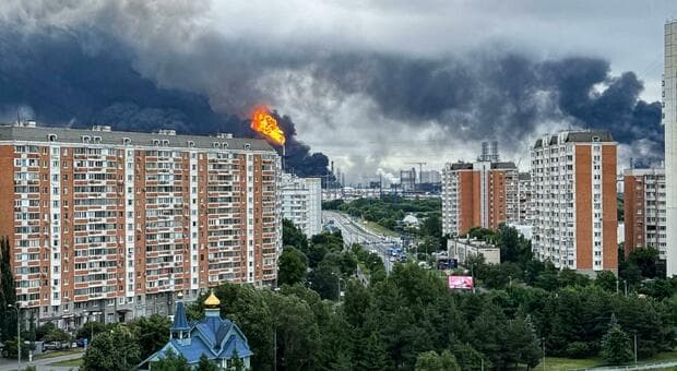  Kiev attacca la Russia, pioggia di droni su Mosca, Crimea e impianto di Azot: «660 abbattuti». La campagna di 40 giorni di Zelensky 