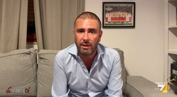  Di Battista, il videomessaggio per La7: «Tornerò presto, i medici cubani mi hanno salvato la vita» 