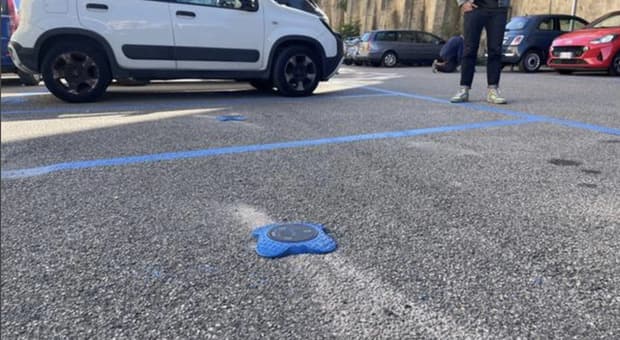  Strisce blu, arrivano i sensori intelligenti. Installate le ?spie? per le auto in sosta 