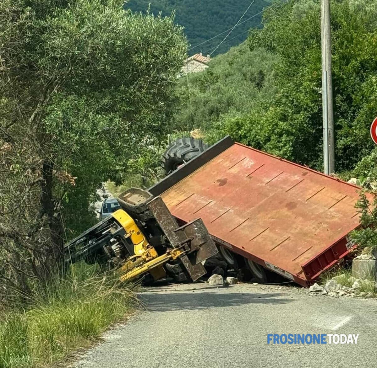Vallecorsa, trattore si ribalta mentre traina un escavatore: strada chiusa per le operazioni di recupero
