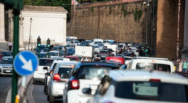  Roma, srotola la manichetta antincendio. La bravata manda in tilt il traffico sul Muro Torto 
