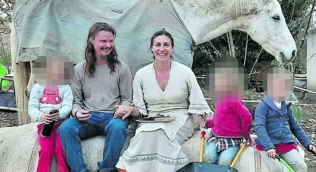  Famiglia nel bosco, i tre figli ritornano nella vecchia casa: dopo 10 mesi rivedranno il cavallo e l'asinello 