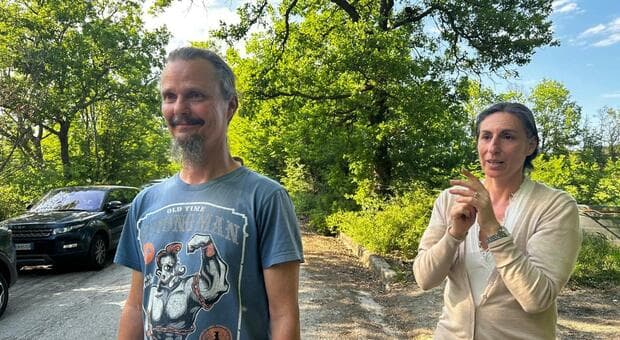  Famiglia nel bosco, assalto di curiosi: chiedono selfie e video. Ingressi non autorizzati per conoscere Nathan e Catherine 