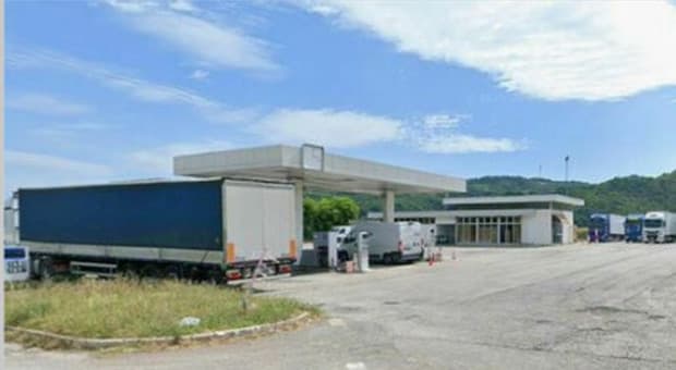  Poliziotto travolto e ucciso da un camion in un'area di servizio nel Cesenate, stava scortando i tifosi dell'Avellino in trasferta 