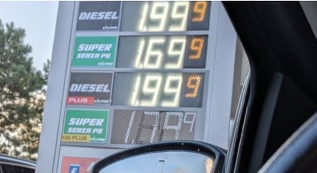  Benzina a 1 euro e 69 al litro, perché costa meno e quanto si risparmia a San Marino. E scatta il turismo dei rifornimenti 
