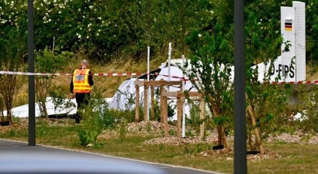 Aereo da turismo precipita in Francia, 11 morti. Dovevano partecipare a un «battesimo di lancio dal paracadute» 