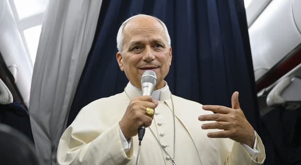 Papa Leone: «La destra radicale non è cristiana. IA? I timori non sono fake news» 