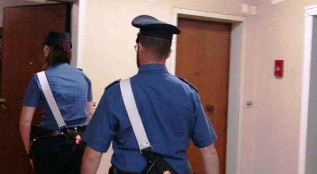  Picchia la moglie in strada per una lite, i vicini chiamano i carabinieri: 56enne arrestato a Tomba di Nerone 