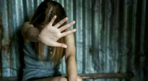  Violenza sessuale a Milano, donna aggredita da uno straniero mentre fa jogging si difende a morsi e lo mette in fuga 