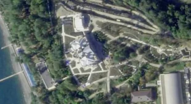  Putin, la nuova villa extralusso sul Mar Nero: le vacanze con l'amante Alina Kabaeva, il mistero dei costi e il pericolo dei droni ucraini 