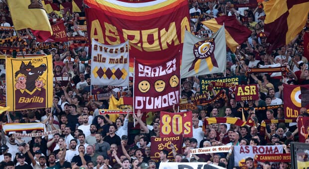  Saluti romani in Curva Sud durante Roma-Atalanta: 16 Daspo ai tifosi giallorossi 