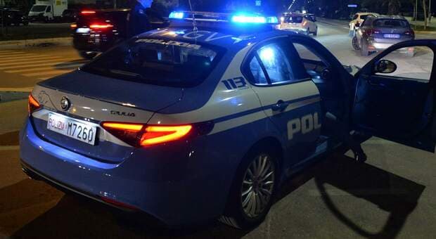 Roma, aggredita dall'ex chiama la polizia: poi ci ripensa e picchia gli agenti, 28enne in manette 