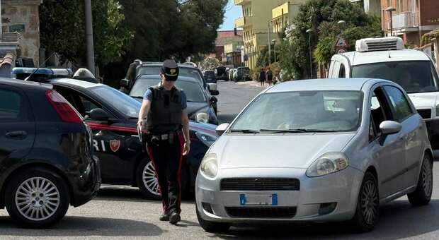  Ardea, arrestato un quarantenne per possesso illecito di droga e armi. Tre denunce e oltre 14 mila euro di multe 