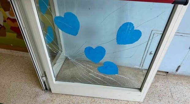  Teppisti colpiscono scuola dell'infanzia a Castel Madama: in frantumi i vetri di porte e finestre 