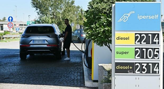  Benzina, nuovo rialzo dei prezzi: 2,120 euro al litro. Il gasolio sfonda quota 2,3 euro (in autostrada) 