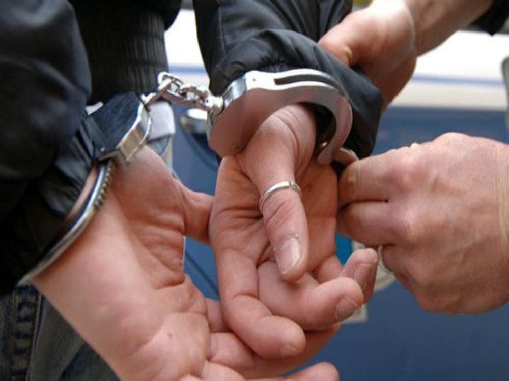 Frosinone, perseguita una donna per mesi e le fora le gomme dell'auto: arrestato