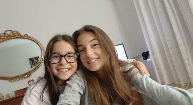  Sorelle scomparse, un fermaglio trovato vicino a un sentiero a Civitella Alfedena. L'amica: «È di Sarah» 