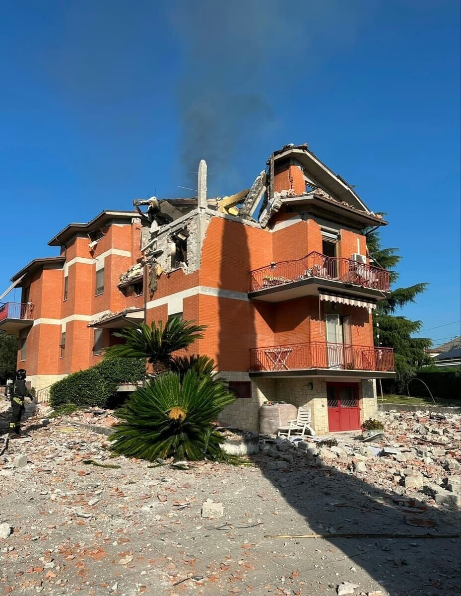 Cassino, si lavora tra le macerie: palazzina sotto sequestro dopo l’esplosione