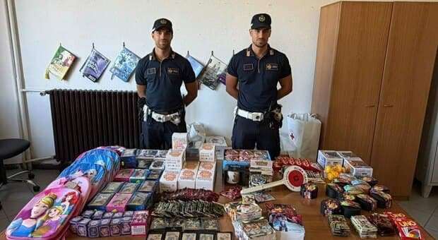  Roma, carte Pokémon e gadget contraffatti: 4mila pezzi sequestrati, sei negozi chiusi e sette persone denunciate 