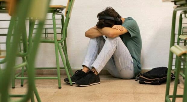  Treviso, 13enne tenta il suicidio a scuola e si butta dal terrazzo: rischia la paralisi. Il sospetto: vittima dei bulli in classe 