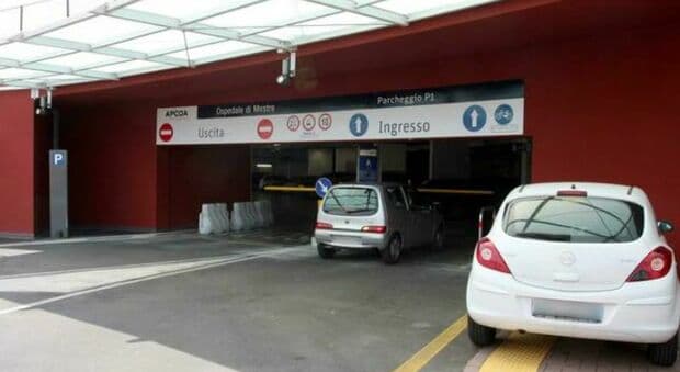 «Dormiamo in auto e ci laviamo in autogrill, siamo rimasti senza casa: lavoriamo entrambi ma non riusciamo più a pagare un affitto» 