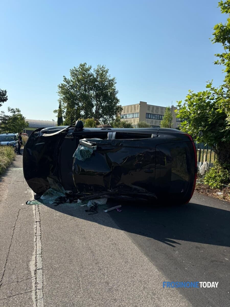 Frosinone, auto si ribalta in via della Dogana: conducente salvo per miracolo