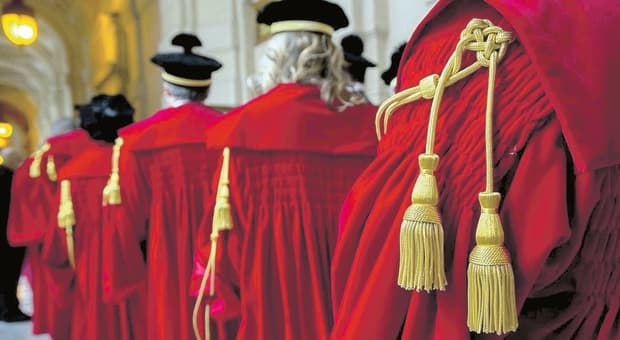  Stipendi magistrati, quasi 100mila euro a testa tra arretrati e aumenti: cosa prevede la Manovra 2027. Anm: cifre inferiori 