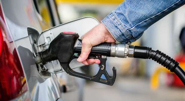  Roma, carburanti contraffatti: sequestrati 26mila litri. «Danni fino a 8mila euro» 