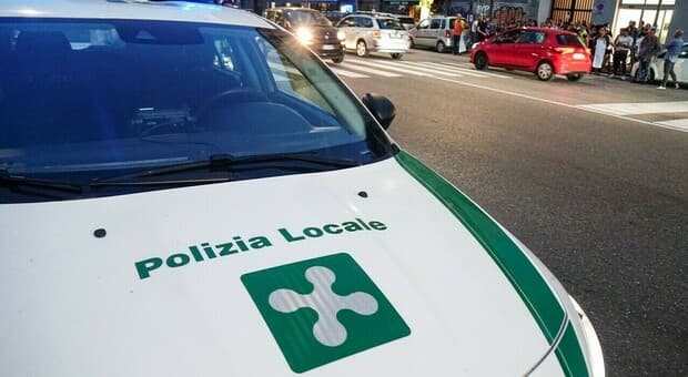  Milano, le chat dei sei vigili indagati per arresti illegali: «Abbiamo rovinato la vita a un sedicenne, non aveva fatto un c***o» 