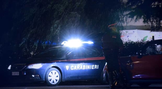  Sorprende i ladri nel cortile di casa e spara più colpi: morto uno dei banditi. La tragedia a Baldissero d?Alba 