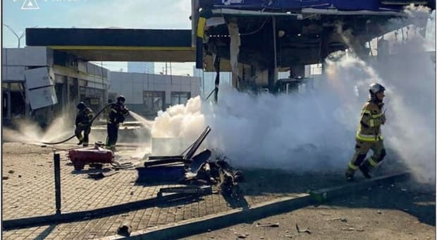  Drone russo colpisce un treno vicino alla Polonia: sul convoglio precedente anche esponenti europei. Kiev all'Ue: «Sono alle vostre porte» 