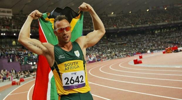  Oscar Pistorius, cosa fa oggi: la vita in libertà vigilata nella villa blindata dello zio, gli allenamenti a Pretoria, il cane e il legame con la fede 