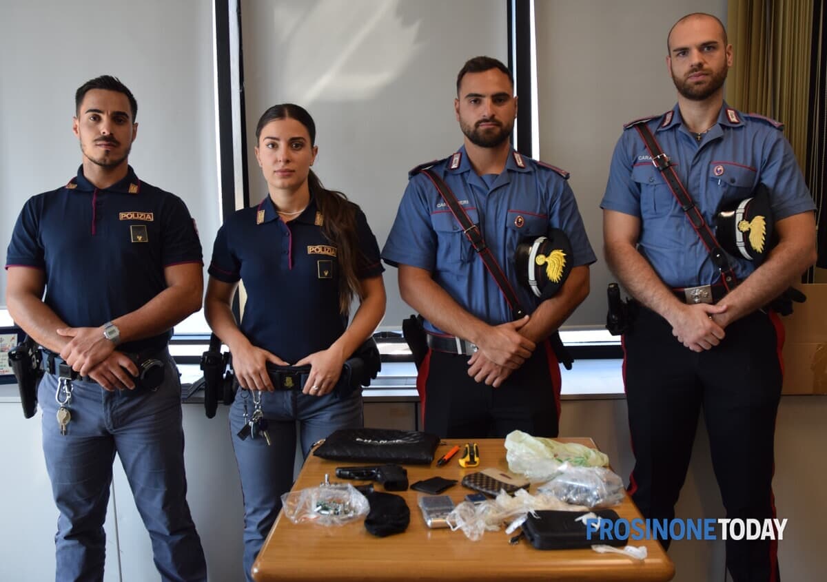 Droga e 17mila euro nascosti in casa, arrestato un 20enne. Scoperto un deposito con crack, hashish e munizioni