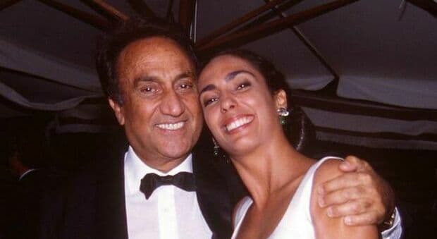  Emilio Fede, le figlie Sveva e Simona in lite per l'eredità (milionaria): ville a Napoli e Anacapri, gioielli e cassette di sicurezza 