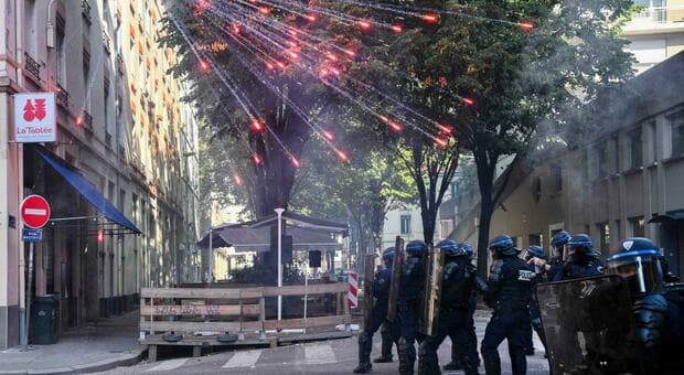  Francia, polemiche sulla polizia: sospeso l'uso delle granate stordenti. Lecornu: «Capiamo gli studenti» 