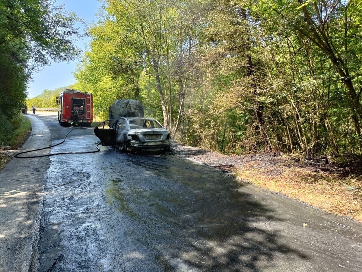Auto in fiamme sui tornanti: mamma e due bambini si salvano appena in tempo
