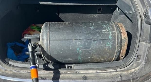  Riempiva bombola di gas col Gpl della colonnina di rifornimento stradale: denunciato benzinaio, chiuso impianto 