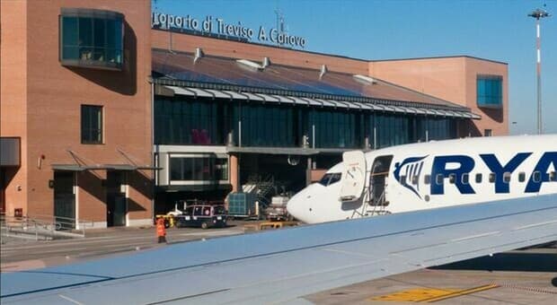  Ryanair, troppi passeggeri sul volo da Treviso: il marito sale, la moglie resta a terra. Lui dà in escandescenze a bordo 