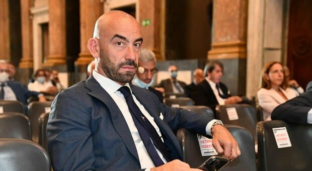  Matteo Bassetti: «Io e i miei figli minacciati di morte dai no vax. Ho vissuto quasi un anno sotto scorta» 